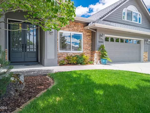 Exterior - 1085 Oak Grv, Eagle Point, OR 97524 photo 5 of 16