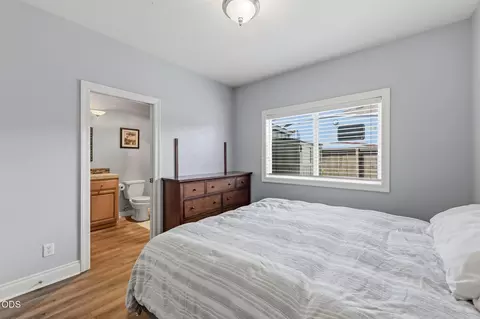 Bedroom - 1085 Oak Grv, Eagle Point, OR 97524 photo 6 of 8