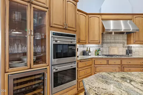 Kitchen - 1085 Oak Grv, Eagle Point, OR 97524 photo 4 of 7