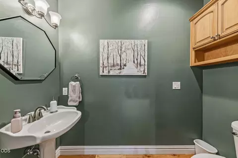 Bath - 1085 Oak Grv, Eagle Point, OR 97524 photo 5 of 6