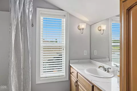 Bath - 1085 Oak Grv, Eagle Point, OR 97524 photo 6 of 6