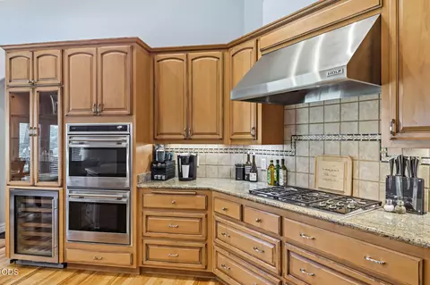 Kitchen - 1085 Oak Grv, Eagle Point, OR 97524 photo 6 of 7