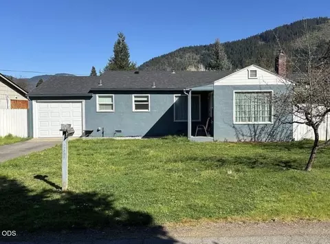 1611 Apple Ln, Grants Pass, OR 97527