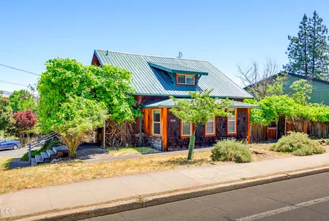 326 N Main St, Ashland, OR 97520