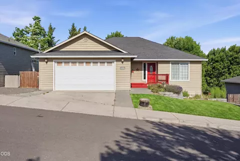Exterior - 1056 Highlands Dr, Eagle Point, OR 97524 photo 3 of 10