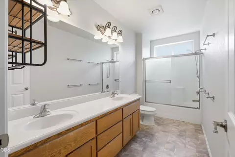 Bath - 1056 Highlands Dr, Eagle Point, OR 97524 photo 3 of 3