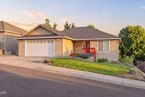1056 Highlands Dr, Eagle Point, OR 97524