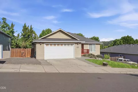 Exterior - 1056 Highlands Dr, Eagle Point, OR 97524 photo 2 of 10