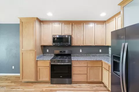 Kitchen - 1056 Highlands Dr, Eagle Point, OR 97524 photo 3 of 3