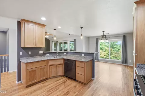 Kitchen - 1056 Highlands Dr, Eagle Point, OR 97524 photo 2 of 3