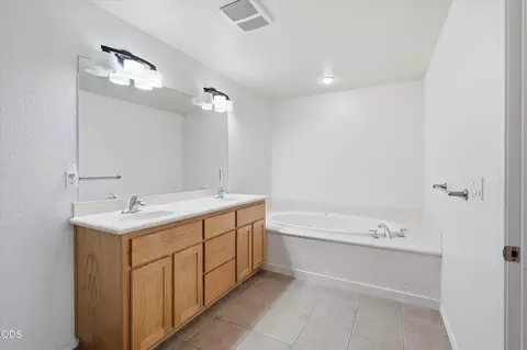 Bath - 1056 Highlands Dr, Eagle Point, OR 97524 photo 2 of 3