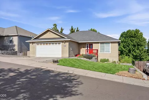 Exterior - 1056 Highlands Dr, Eagle Point, OR 97524 photo 4 of 10