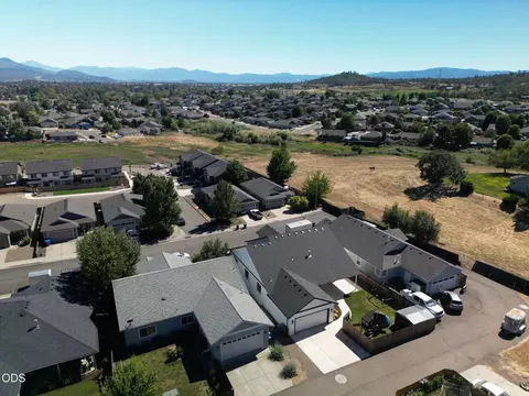 View/Area - 990 Win Way, Eagle Point, OR 97524 photo 9 of 15