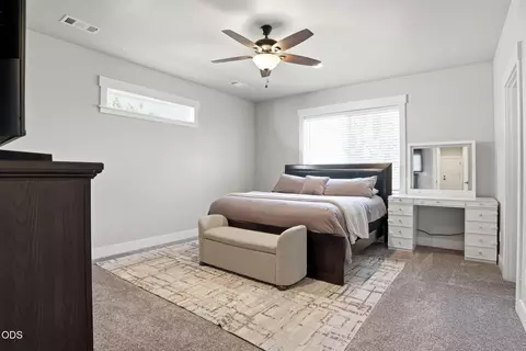 Bedroom - 990 Win Way, Eagle Point, OR 97524 photo 1 of 5