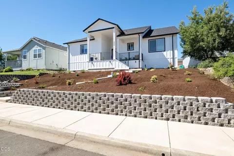 Exterior - 990 Win Way, Eagle Point, OR 97524 photo 11 of 12