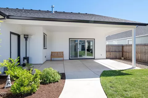 Exterior - 990 Win Way, Eagle Point, OR 97524 photo 3 of 12