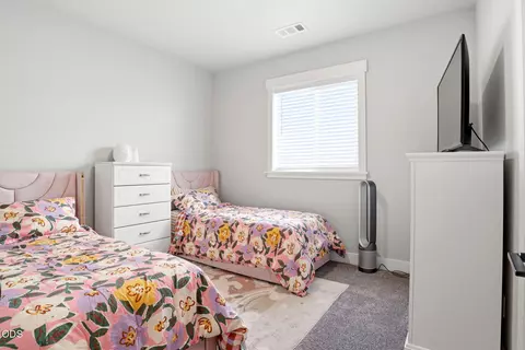 Bedroom - 990 Win Way, Eagle Point, OR 97524 photo 4 of 5