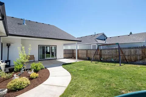 Exterior - 990 Win Way, Eagle Point, OR 97524 photo 4 of 12