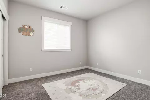 Bedroom - 990 Win Way, Eagle Point, OR 97524 photo 5 of 5