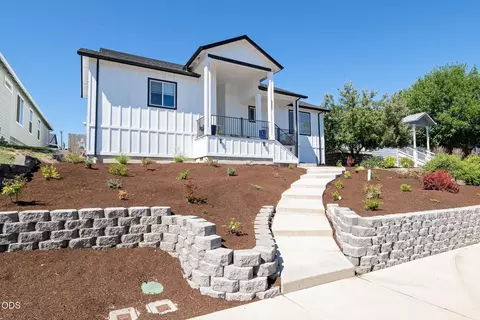 Exterior - 990 Win Way, Eagle Point, OR 97524 photo 10 of 12