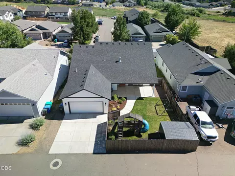 View/Area - 990 Win Way, Eagle Point, OR 97524 photo 7 of 15