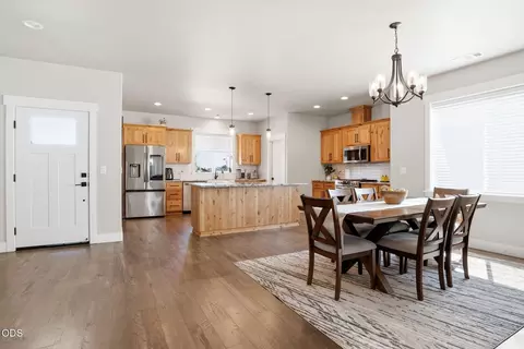 Dining - 990 Win Way, Eagle Point, OR 97524 photo 1 of 2