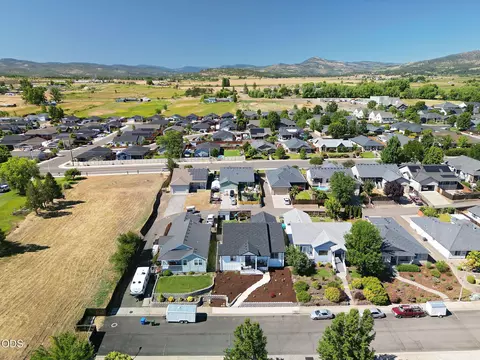 View/Area - 990 Win Way, Eagle Point, OR 97524 photo 12 of 15