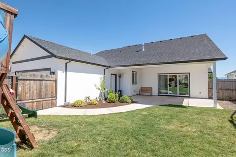 Exterior - 990 Win Way, Eagle Point, OR 97524 photo 6 of 12