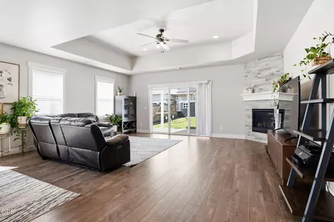 Living - 990 Win Way, Eagle Point, OR 97524 photo 1 of 1