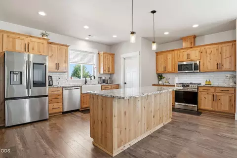 Kitchen - 990 Win Way, Eagle Point, OR 97524 photo 2 of 2