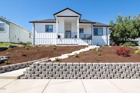 Exterior - 990 Win Way, Eagle Point, OR 97524 photo 9 of 12