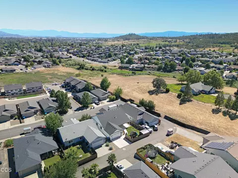 View/Area - 990 Win Way, Eagle Point, OR 97524 photo 8 of 15