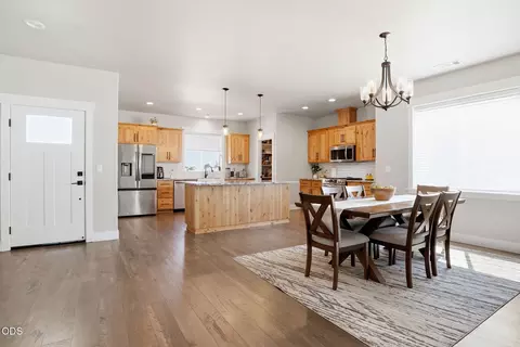 Dining - 990 Win Way, Eagle Point, OR 97524 photo 2 of 2