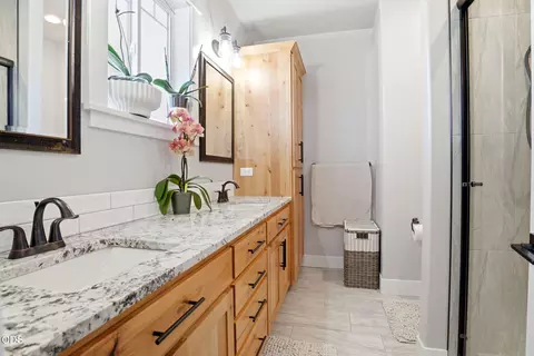 Bath - 990 Win Way, Eagle Point, OR 97524 photo 1 of 2