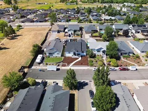 View/Area - 990 Win Way, Eagle Point, OR 97524 photo 1 of 15