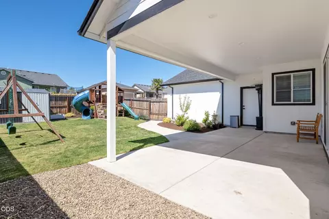 Exterior - 990 Win Way, Eagle Point, OR 97524 photo 5 of 12