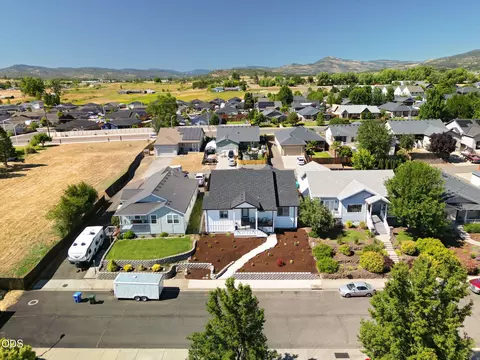 View/Area - 990 Win Way, Eagle Point, OR 97524 photo 13 of 15