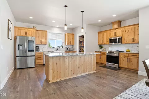 Kitchen - 990 Win Way, Eagle Point, OR 97524 photo 1 of 2