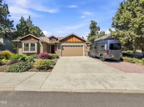 2021 SW 41st St, Redmond, OR 97756