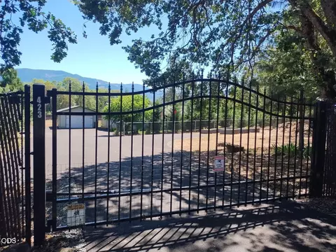 423 E Glenwood St, Grants Pass, OR 97527