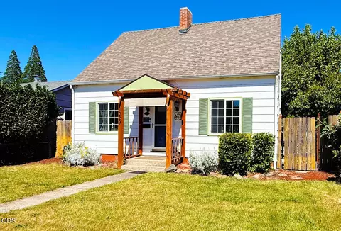 1029 S Holly St, Medford, OR 97501