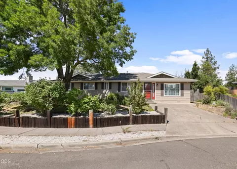 619 Kings Ct, Central Point, OR 97502