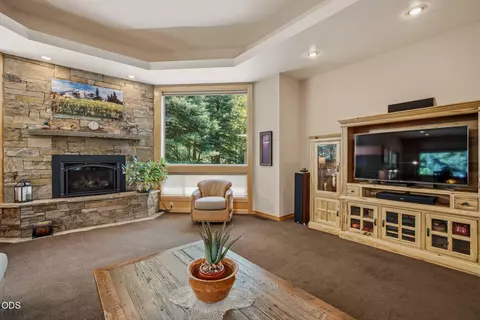 Living - 4 Bunker Ln, Sunriver, OR 97707 photo 2 of 4