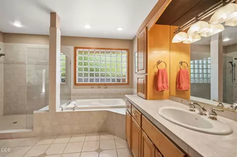 Bath - 4 Bunker Ln, Sunriver, OR 97707 photo 3 of 5