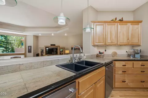 Kitchen - 4 Bunker Ln, Sunriver, OR 97707 photo 4 of 4