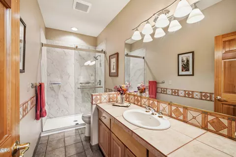 Bath - 4 Bunker Ln, Sunriver, OR 97707 photo 4 of 5