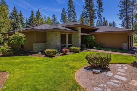 Exterior - 4 Bunker Ln, Sunriver, OR 97707 photo 2 of 11