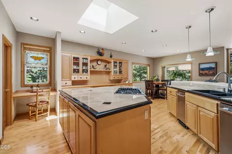 Kitchen - 4 Bunker Ln, Sunriver, OR 97707 photo 2 of 4