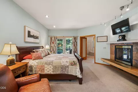 Bedroom - 4 Bunker Ln, Sunriver, OR 97707 photo 1 of 7