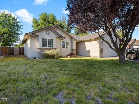 5025 Villa Dr, Klamath Falls, OR 97603